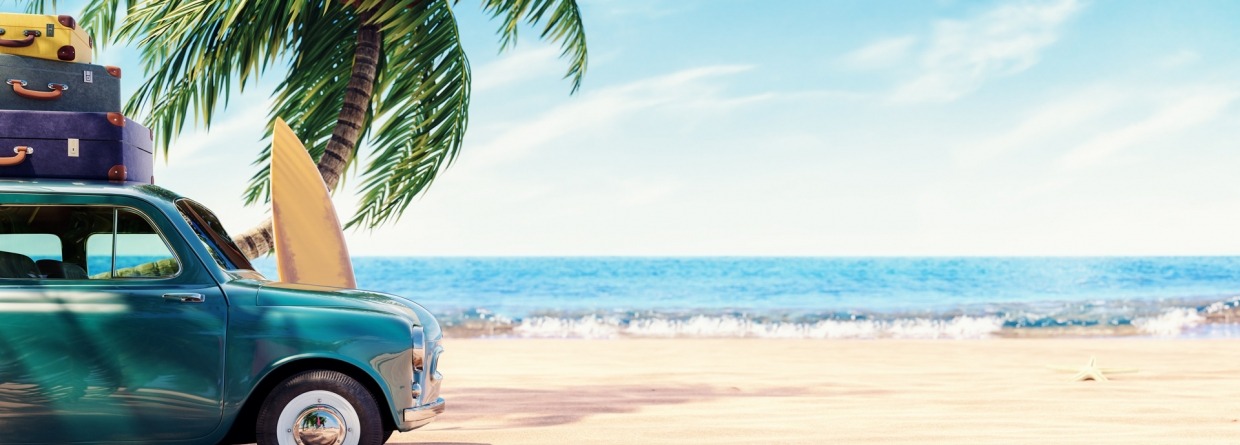 Groene auto met koffers op het dak geparkeerd op het strand