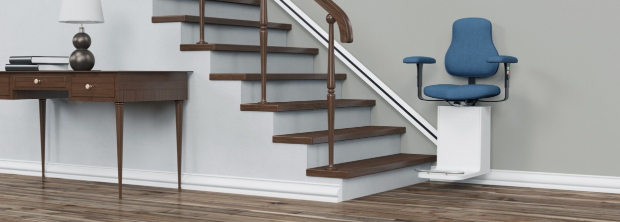 Traplift met blauwe stoel