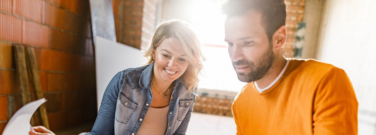 Gelukkig paar dat verbouwing woning analyseert