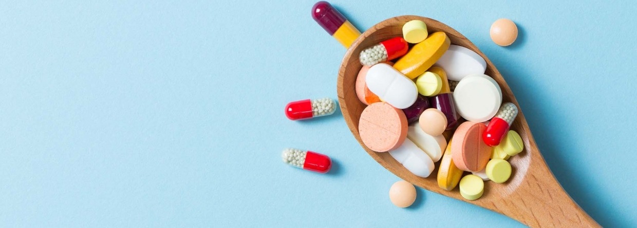 Verschillende medicijnen op een lepel
