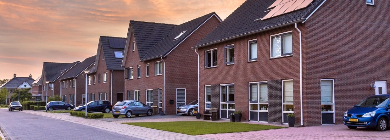 Straat met moderne nieuwbouwhuizen