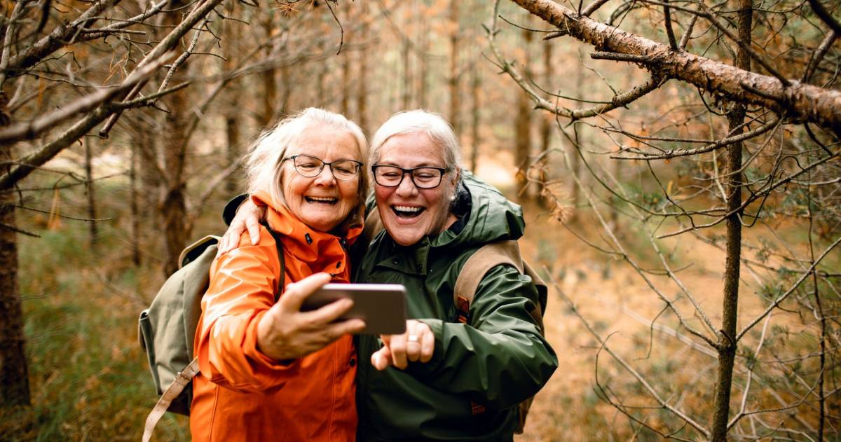 Senioren die een selfie maken